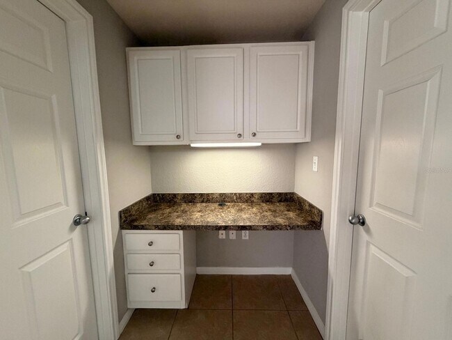 Building Photo - 911 N Orange Ave