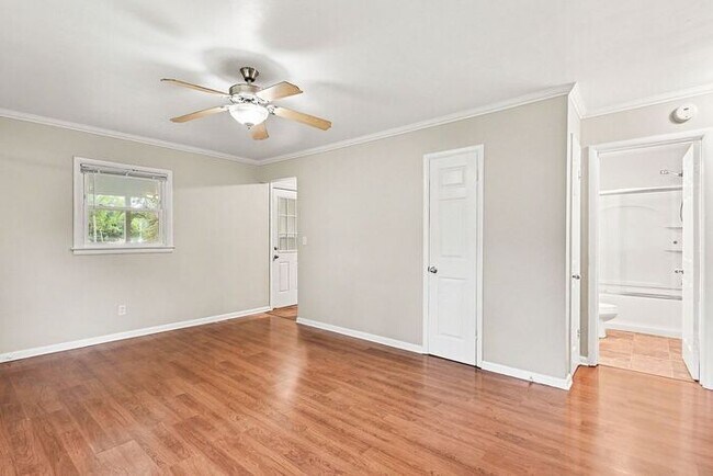 Building Photo - $1174- 2-bedroom duplex with spacious basement!