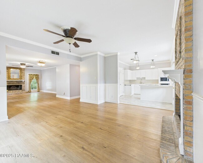 Building Photo - 523 Esplanade Dr