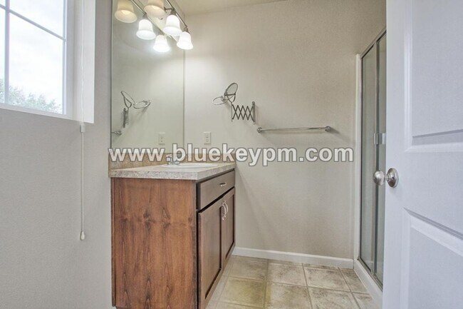Building Photo - 3 Bed, 2.5 Bath Townhome with Upstairs Office or Tech Room