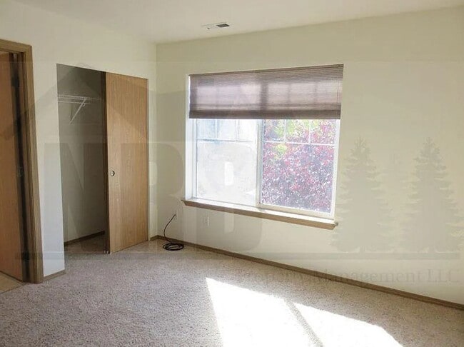 Building Photo - Stunning and cozy house in Dupont!