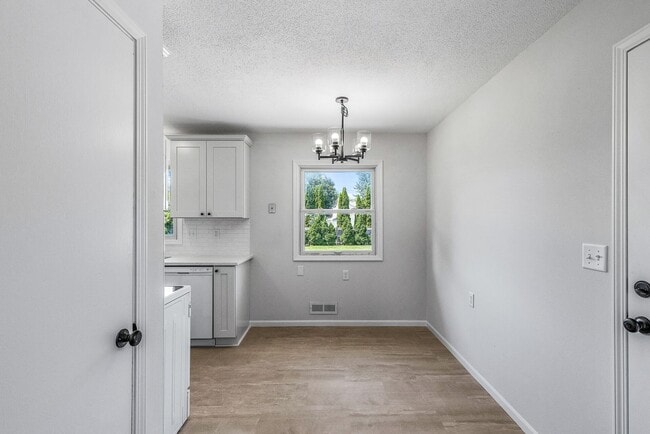 Building Photo - Freshly remodeled 4 Bed Rambler AV/Rosemou...