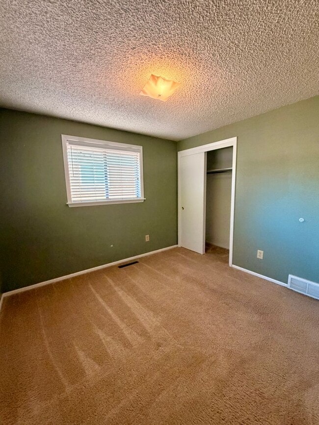 Building Photo - Amazing 3bed/2 bath with finished basement.