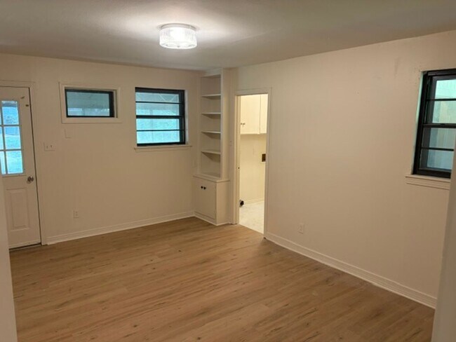Building Photo - Gorgeous 3 Bedroom Remodeled Home