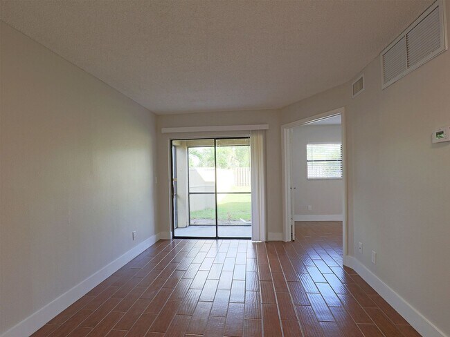 Building Photo - $250 OFF FIRST MONTH RENT!! Affordable & Newly Remodeled 1-Bedroom in the Heart of Fort Myers!