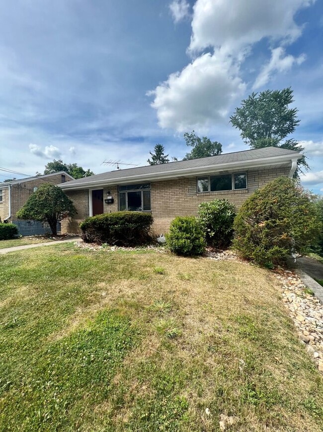 Building Photo - Stunning Home - 2 Bedroom 1 Bathroom - Pit...