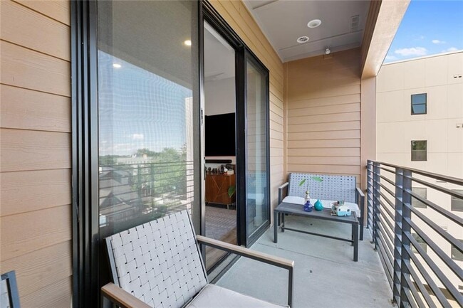 Building Photo - 112 Rogers St NE