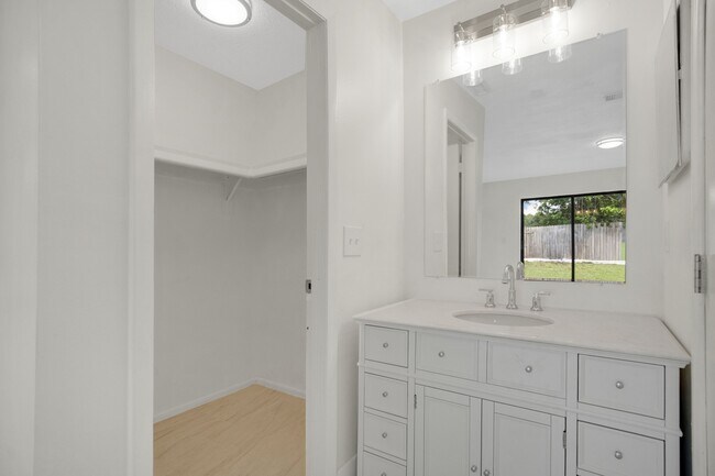 Building Photo - 398 Buttonwood Dr