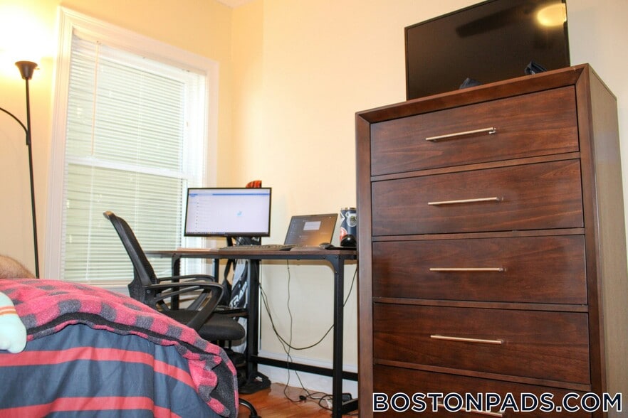 Building Photo - 118 Holland St