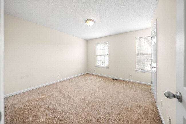 Building Photo - 2 Bedroom Condo For Rent With Community Swimming Pool!