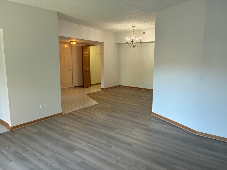 Building Photo - 927 Elderberry Cir