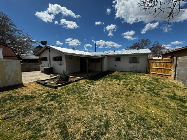 Building Photo - 908 Faye Pl NE