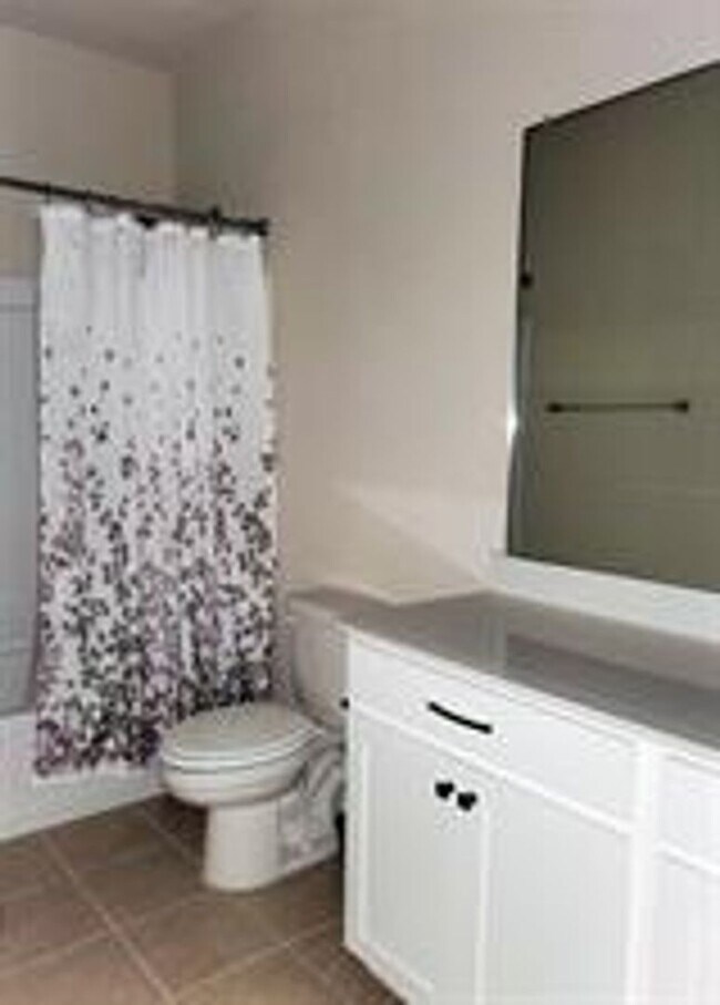 Building Photo - 3 Bedroom with Flex Space Available NOW!