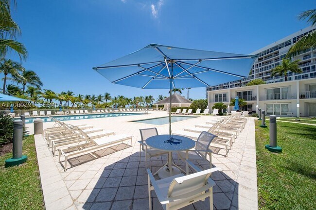 Building Photo - 881 Ocean Dr