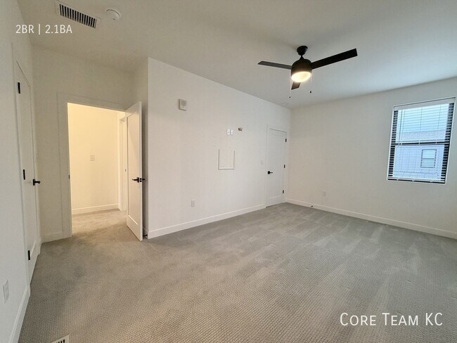 Building Photo - 2913 N Oak Trafficway