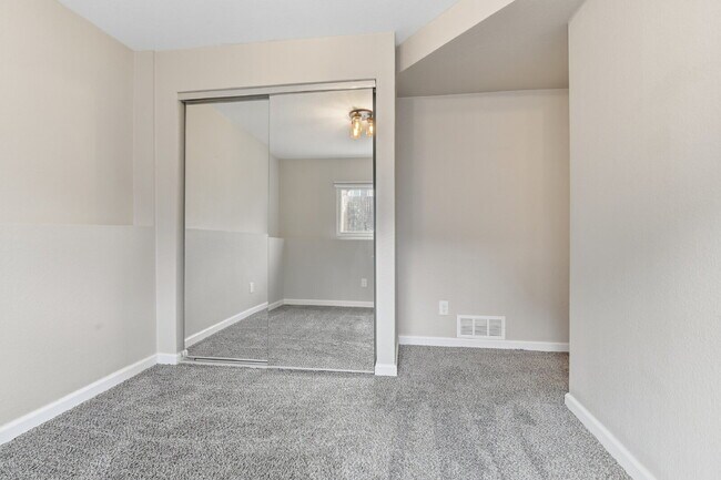 Building Photo - $2,540.95 - 4 Bed, 2 Bath Home in Aurora with Central AC, and In Unit Laundry!