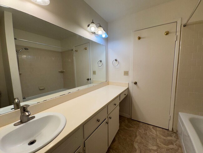 Building Photo - Large Four Bed, Two Bath Home In North Stockton