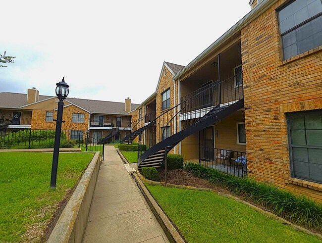 Building Photo - Get ready to fall in love with comfortable, carefree living at Courtyard Condominiums in Tyler, TX!