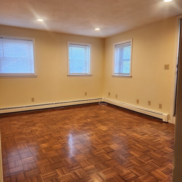 Building Photo - 83 Elm St