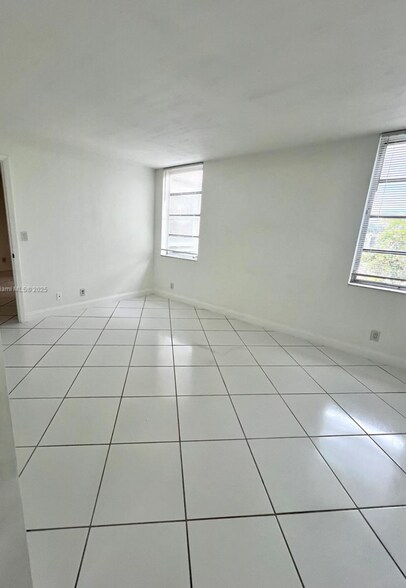 Building Photo - 1920 Sabal Palm Dr