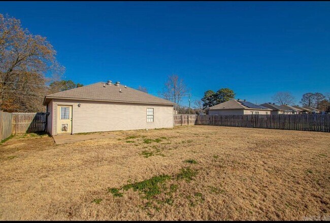 Building Photo - Affordable, Adorable & Move-In Ready!