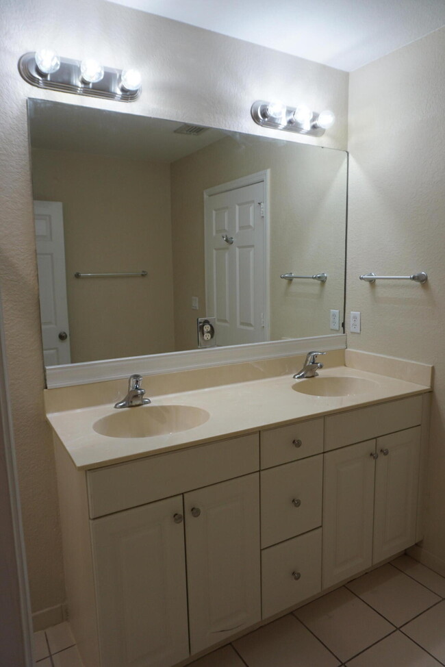 Building Photo - 971 Tortuga Dr