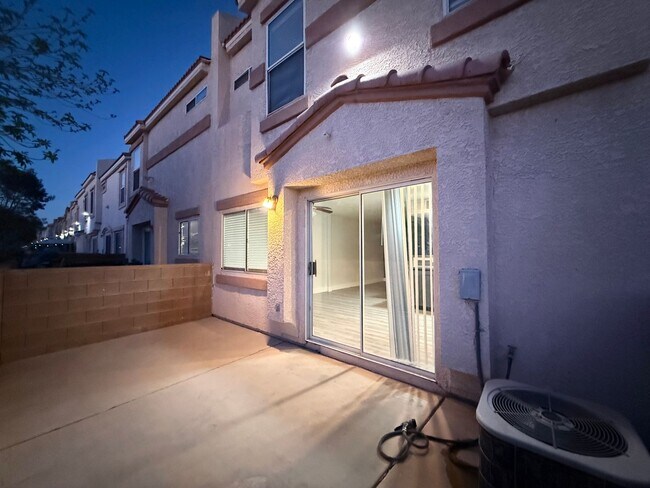 Building Photo - Updated 3-Bedroom Townhome in Gated Community with Pool Access