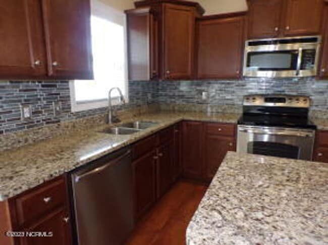 Building Photo - 4 Bedroom 2.5 Bathroom home located in Carolina Subdivision