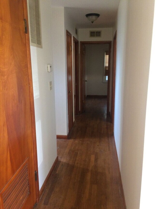 Building Photo - 2003 Stratford Rd