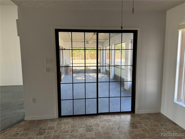 Building Photo - 1050 S Crystal Glen Dr