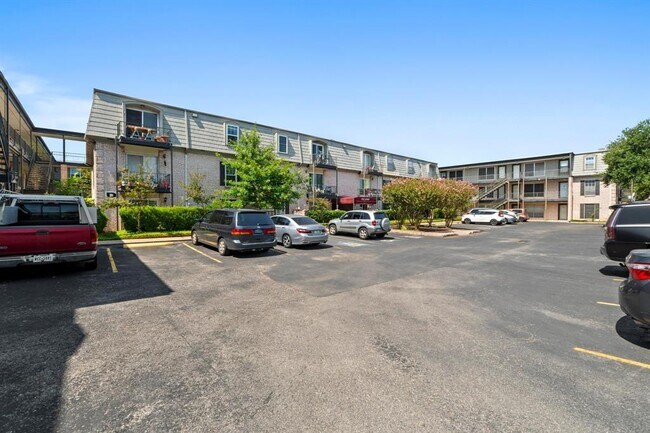 Building Photo - 2425 Ashdale Dr