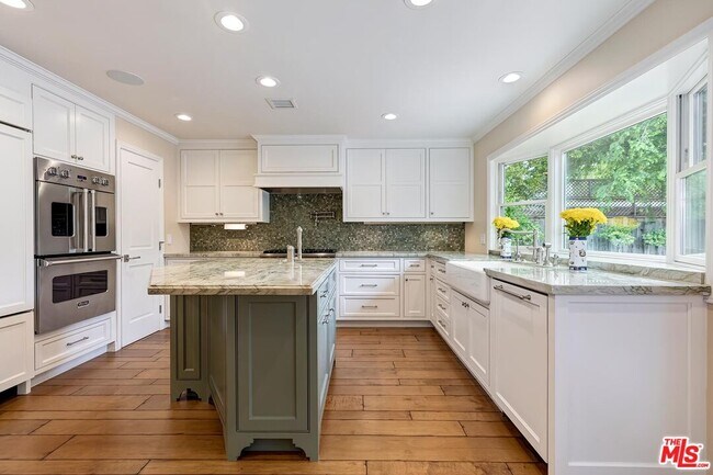 Building Photo - 4211 W Toluca Lake Ln