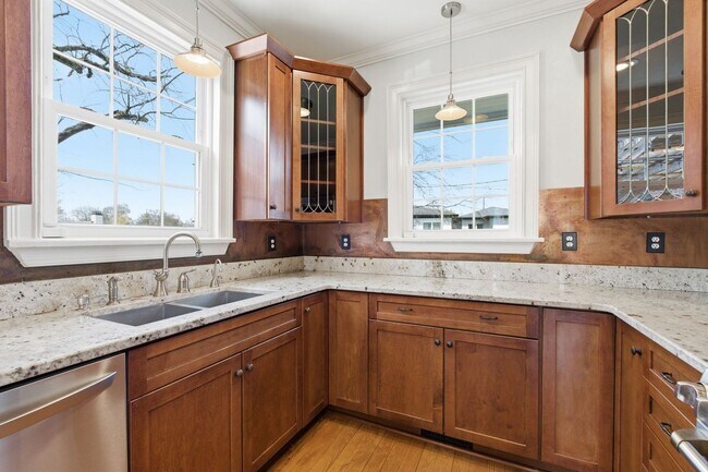 Building Photo - 1 Month's Free Rent - 5 Bedroom Home Between 12 South and Oak Hill