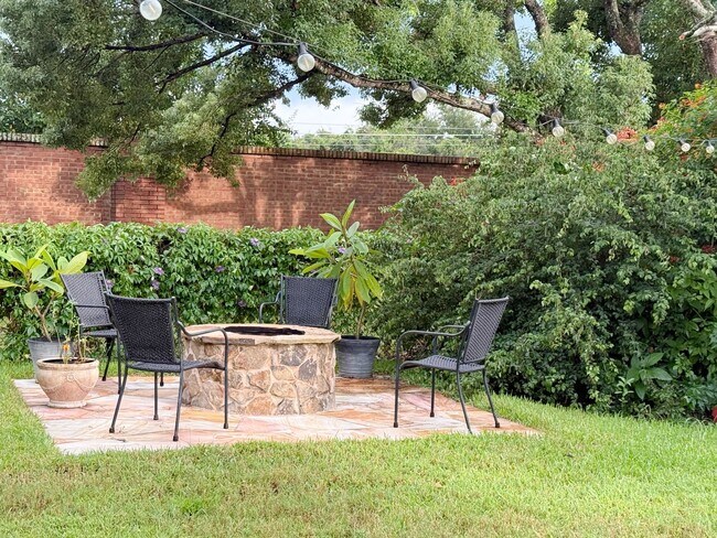 Building Photo - Very Nice 3/2 Home For Rent in Gated Commu...