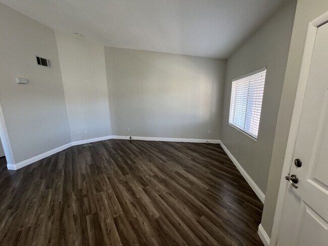 Building Photo - UPGRADED 2BEDROOM, 2BATHROOM HOME