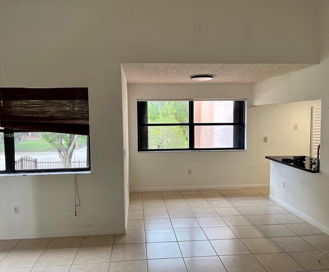 Building Photo - 415 W Park Dr