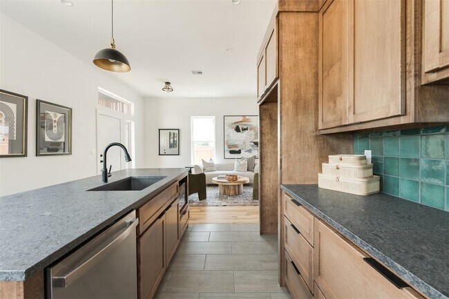 Building Photo - 1005 N Kelham Ave