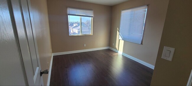 Building Photo - 109(209,211)