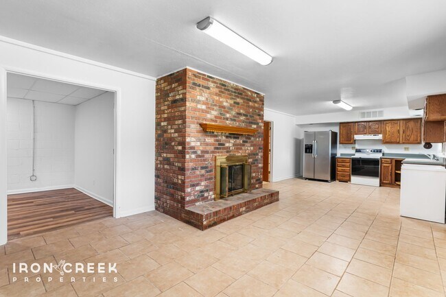 Building Photo - Spacious West Asheville Home with Dual Kit...