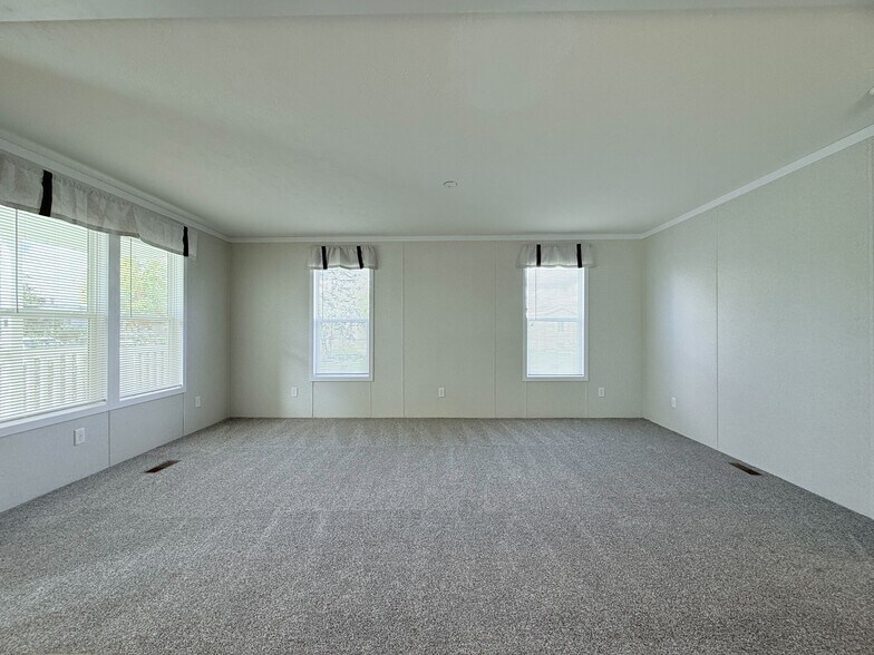 Building Photo - 29909 Flushing Dr