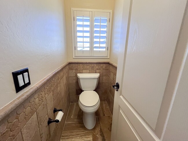 Building Photo - Stunning 5 bed/ 3.5 Bath in Pleasant Valley