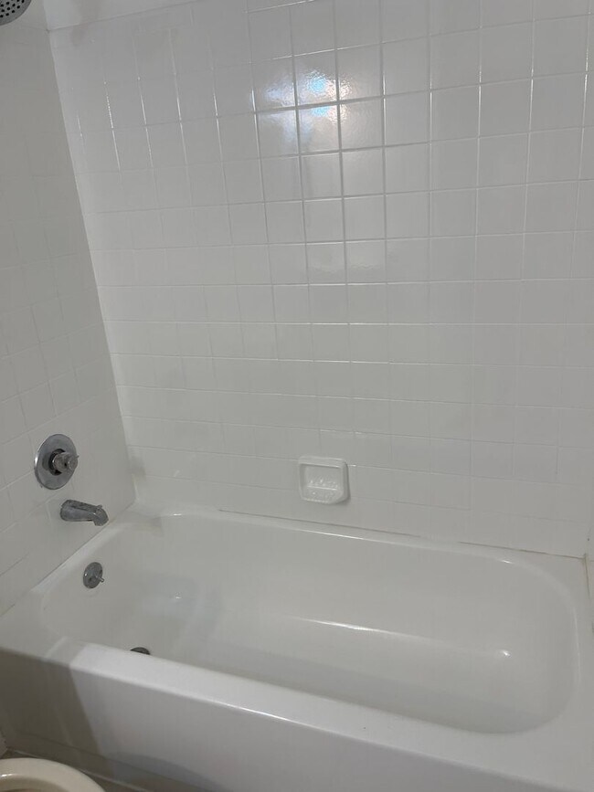 Building Photo - Spacious 2/2 with 2 Car Garage and W/D Hoo...