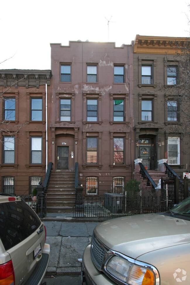 Primary Photo - 670A Greene Ave