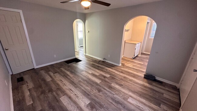 Building Photo - $575 - 1 bed 1 bath Duplex