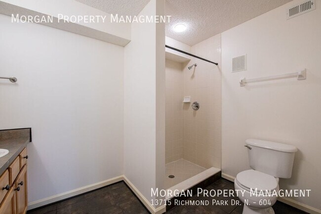 Building Photo - 13715 Richmond Park Dr N