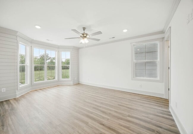 Building Photo - 3 Bedroom 2 1/2 Bath Luxury Home Near Madison Street!