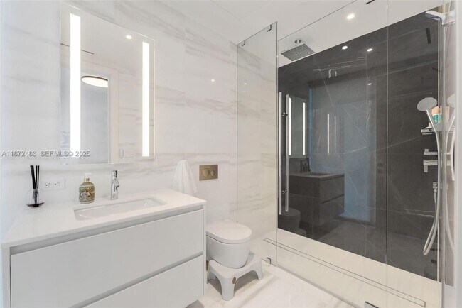 Building Photo - 300 Biscayne Blvd Way