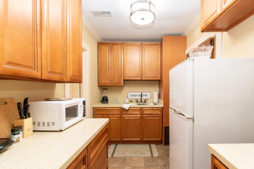 Building Photo - 1416 S Dixon Dr