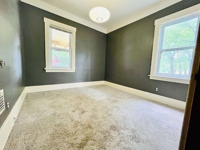 Building Photo - Charming 2-Bedroom Gem in Royal Oak – Walking Distance to Downtown!