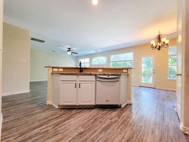 Building Photo - Large 4 Bed, 2.5 Bath Home Perfect for Com...